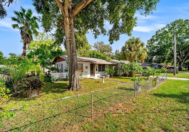 Photo 3 of Single family home for sale at 800 40th Street S, Saint Petersburg, FL 33711 | MLS# TB8554033 | Listing updated on 2026-10-03