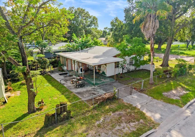 Photo 4 of Single family home for sale at 800 40th Street S, Saint Petersburg, FL 33711 | MLS# TB8554033 | Listing updated on 2026-10-03