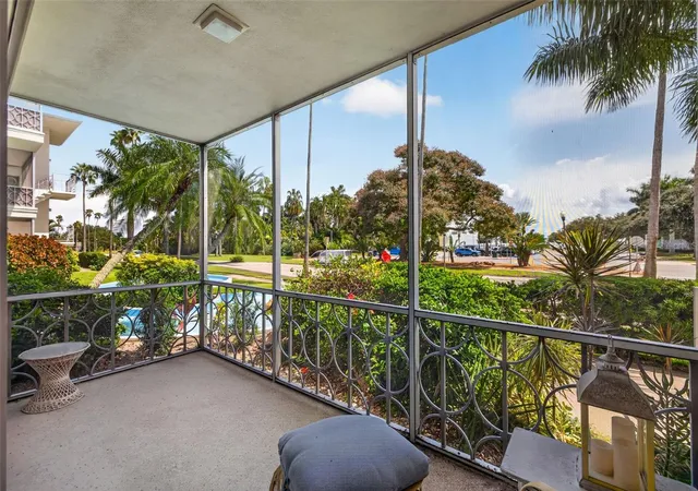 Photo 4 of Condo for sale at 1000 N Shore Dr NE #2, Saint Petersburg, FL 33701 | MLS# TB8554036 | Listing updated on 2026-10-09