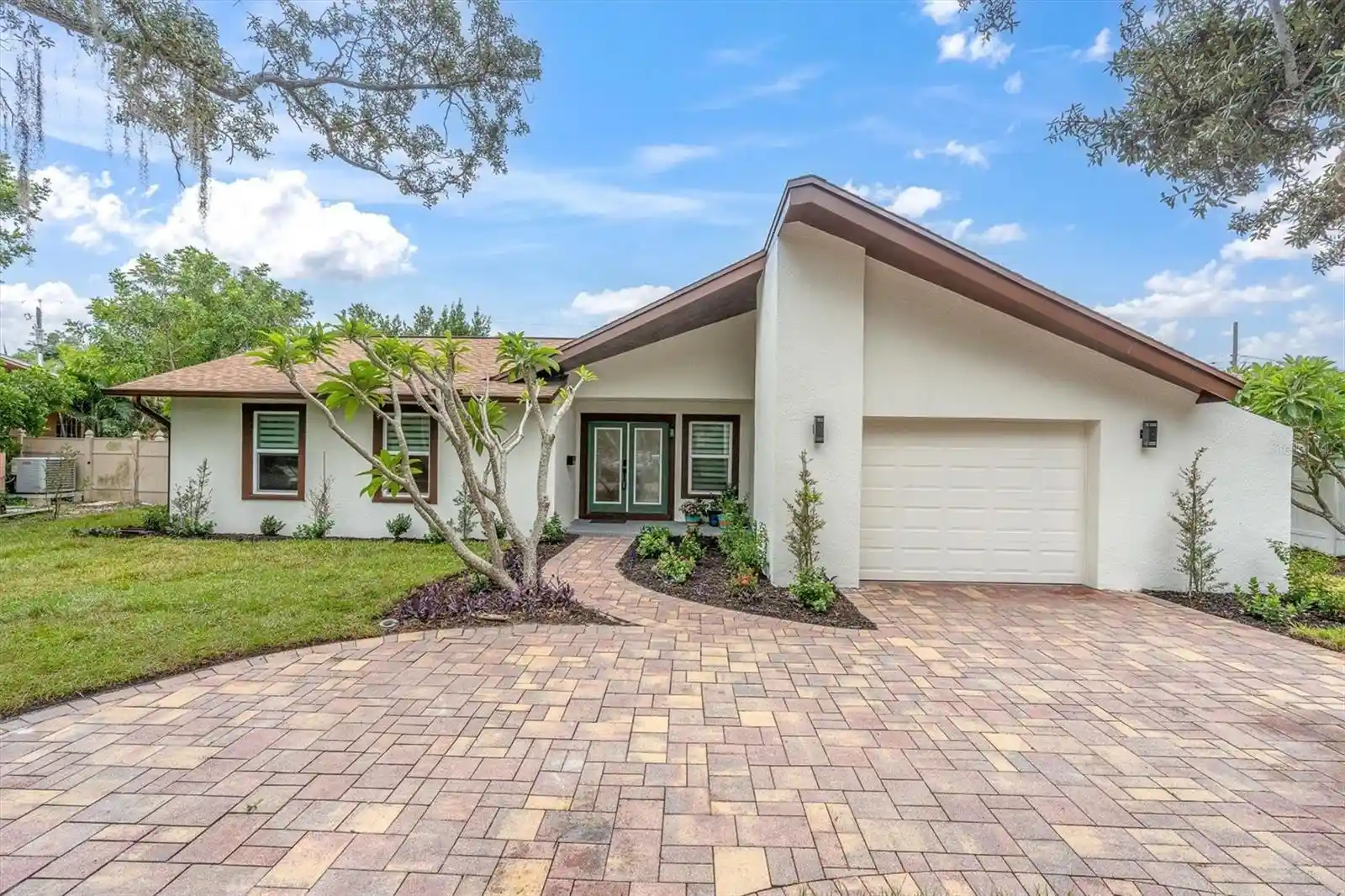Photo 1 of Single family home for sale at 2010 Pinellas Point Dr S, Saint Petersburg, FL 33712 | MLS# TB8554040 | Listing updated on 2026-10-25