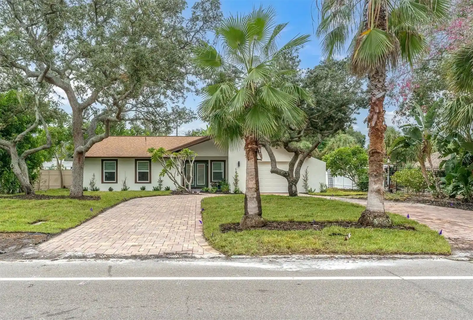 Photo 2 of Single family home for sale at 2010 Pinellas Point Dr S, Saint Petersburg, FL 33712 | MLS# TB8554040 | Listing updated on 2026-10-25