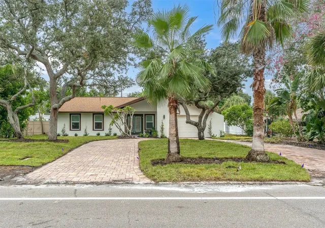 Photo 1 of Single family home for sale at 2010 Pinellas Point Dr S, Saint Petersburg, FL 33712 | MLS# TB8554040 | Listing updated on 2026-10-08