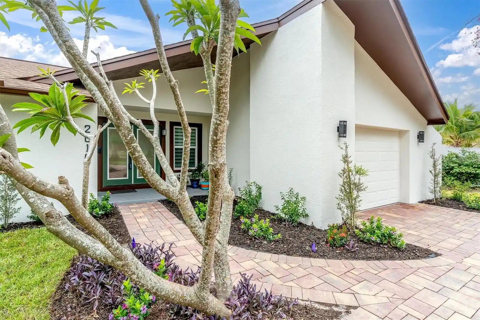 Photo 3 of Single family home for sale at 2010 Pinellas Point Dr S, Saint Petersburg, FL 33712 | MLS# TB8554040 | Listing updated on 2026-10-25