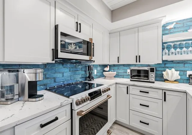 Listing Photo 4 - Condo for sale in building located at 2055 Gulf Of Mexico Dr, Longboat Key, FL 34228 - Unit #G2-213