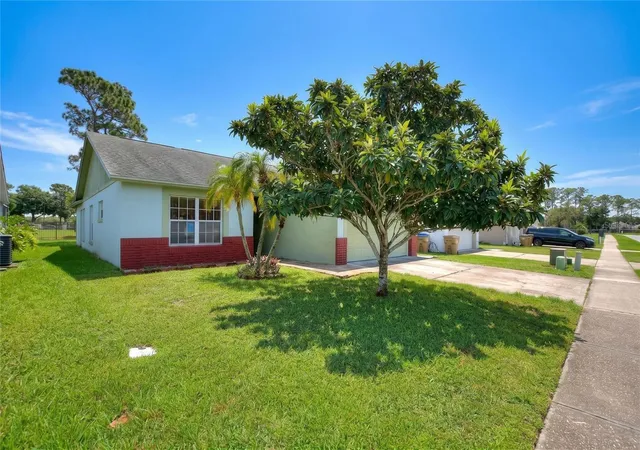 Single family home for sale at 298 Indian Point Cir, KISSIMMEE, FL 34746 | MLS# S5158687