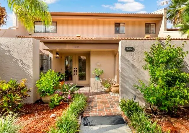 Photo 3 of Townhouse for sale at 4705 S Landings Dr, Fort Myers, FL 33919 | MLS# C7531462 | Listing updated on 2026-10-03