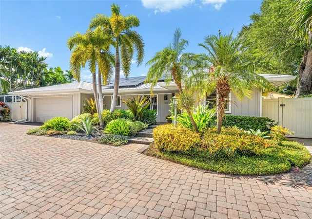 Photo 4 of Single family home for sale at 903 20th Avenue W, Palmetto, FL 34221 | MLS# A4708188 | Listing updated on 2026-10-06