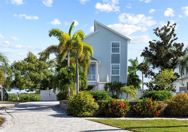 Photo 3 of Single family home for sale at 1512 Riverside Dr, Tarpon Springs, FL 34689 | MLS# TB8554114 | Listing updated on 2026-10-04