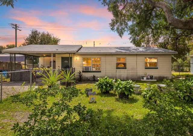 Photo 1 of Single family home for sale at 320 W Terrace Ave, Lake Alfred, FL 33850 | MLS# TB8554118 | Listing updated on 2026-10-05