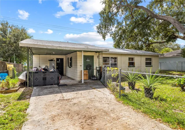 Photo 3 of Single family home for sale at 320 W Terrace Ave, Lake Alfred, FL 33850 | MLS# TB8554118 | Listing updated on 2026-10-05
