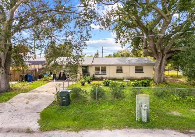 Photo 3 of Single family home for sale at 320 W Terrace Ave, Lake Alfred, FL 33850 | MLS# TB8554118 | Listing updated on 2026-10-05