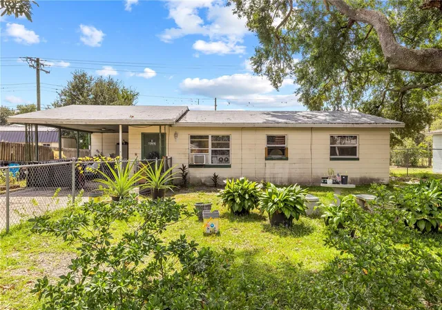 Photo 4 of Single family home for sale at 320 W Terrace Ave, Lake Alfred, FL 33850 | MLS# TB8554118 | Listing updated on 2026-10-05