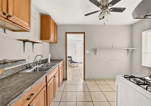 Photo 3 of Single family home for sale at 907 Ne 24th Street, Gainesville, FL 32641 | MLS# GC543919 | Listing updated on 2026-10-06