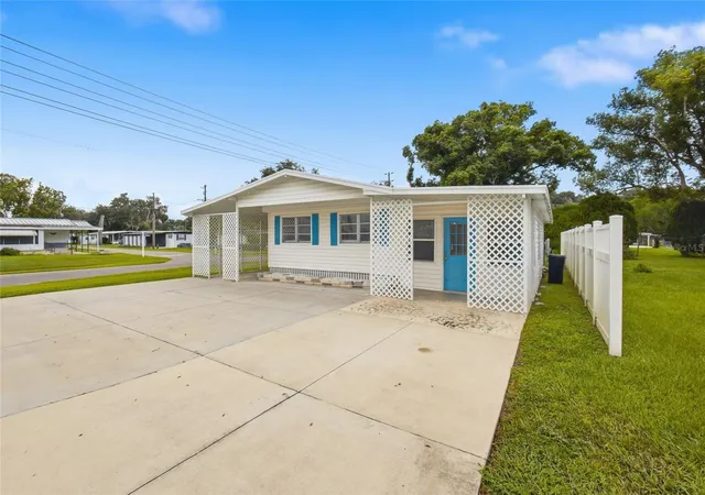 Photo 2 of Manufactured home for sale at 4722 Autumn Palm Dr, Zephyrhills, FL 33542 | MLS# TB8554146 | Listing updated on 2026-10-06