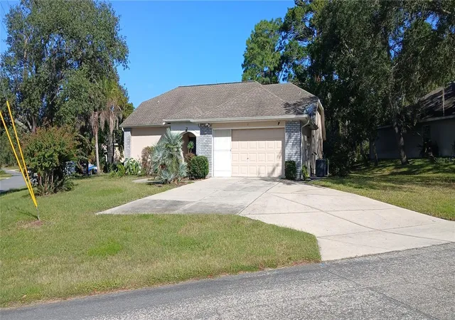 Photo 2 of Single family home for sale at 2 Black Willow Ct N, Homosassa, FL 34446 | MLS# OM733299 | Listing updated on 2026-10-03