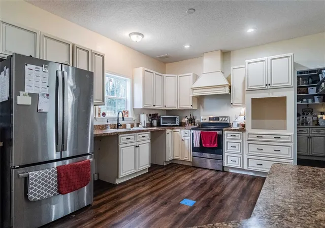 Photo 2 of Manufactured home for sale at 4233 Cindy Rd, Lakeland, FL 33810 | MLS# L4965498 | Listing updated on 2026-10-07