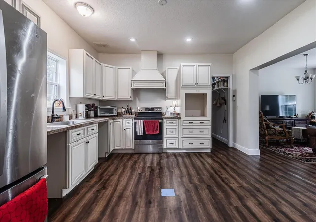 Photo 3 of Manufactured home for sale at 4233 Cindy Rd, Lakeland, FL 33810 | MLS# L4965498 | Listing updated on 2026-10-07