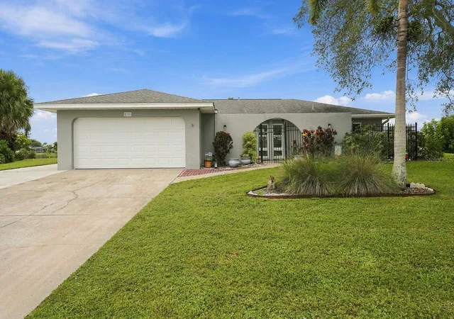 Photo 1 of Single family home for sale at 2331 Sandlewood Dr, Venice, FL 34293 | MLS# N6146024 | Listing updated on 2026-10-21