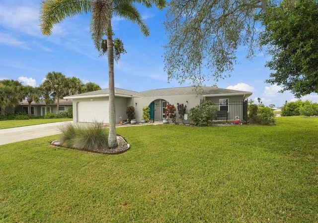 Photo 3 of Single family home for sale at 2331 Sandlewood Dr, Venice, FL 34293 | MLS# N6146024 | Listing updated on 2026-10-21