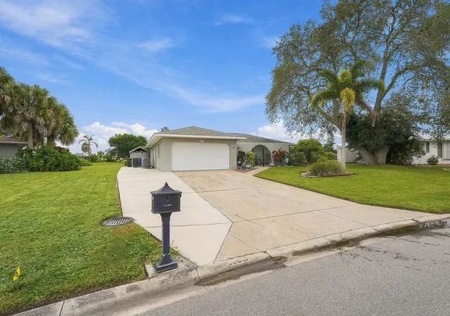 Photo 3 of Single family home for sale at 2331 Sandlewood Dr, Venice, FL 34293 | MLS# N6146024 | Listing updated on 2026-10-21
