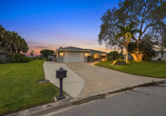 Photo 4 of Single family home for sale at 2331 Sandlewood Dr, Venice, FL 34293 | MLS# N6146024 | Listing updated on 2026-10-21