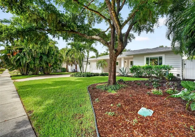 Photo 4 of Single family home for sale at 1965 Hibiscus St, Sarasota, FL 34239 | MLS# A4708218 | Listing updated on 2026-10-08