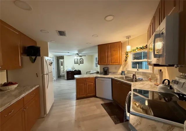 Photo 2 of Manufactured home for sale at 10 Rabbit Trl, Wildwood, FL 34785 | MLS# G5118530 | Listing updated on 2026-10-07