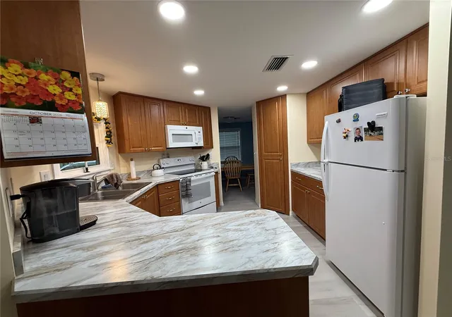 Photo 3 of Manufactured home for sale at 10 Rabbit Trl, Wildwood, FL 34785 | MLS# G5118530 | Listing updated on 2026-10-07