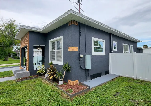 Photo 1 of Single family home for sale at 2711 W Cordelia St, Tampa, FL 33607 | MLS# TB8554191 | Listing updated on 2026-10-02
