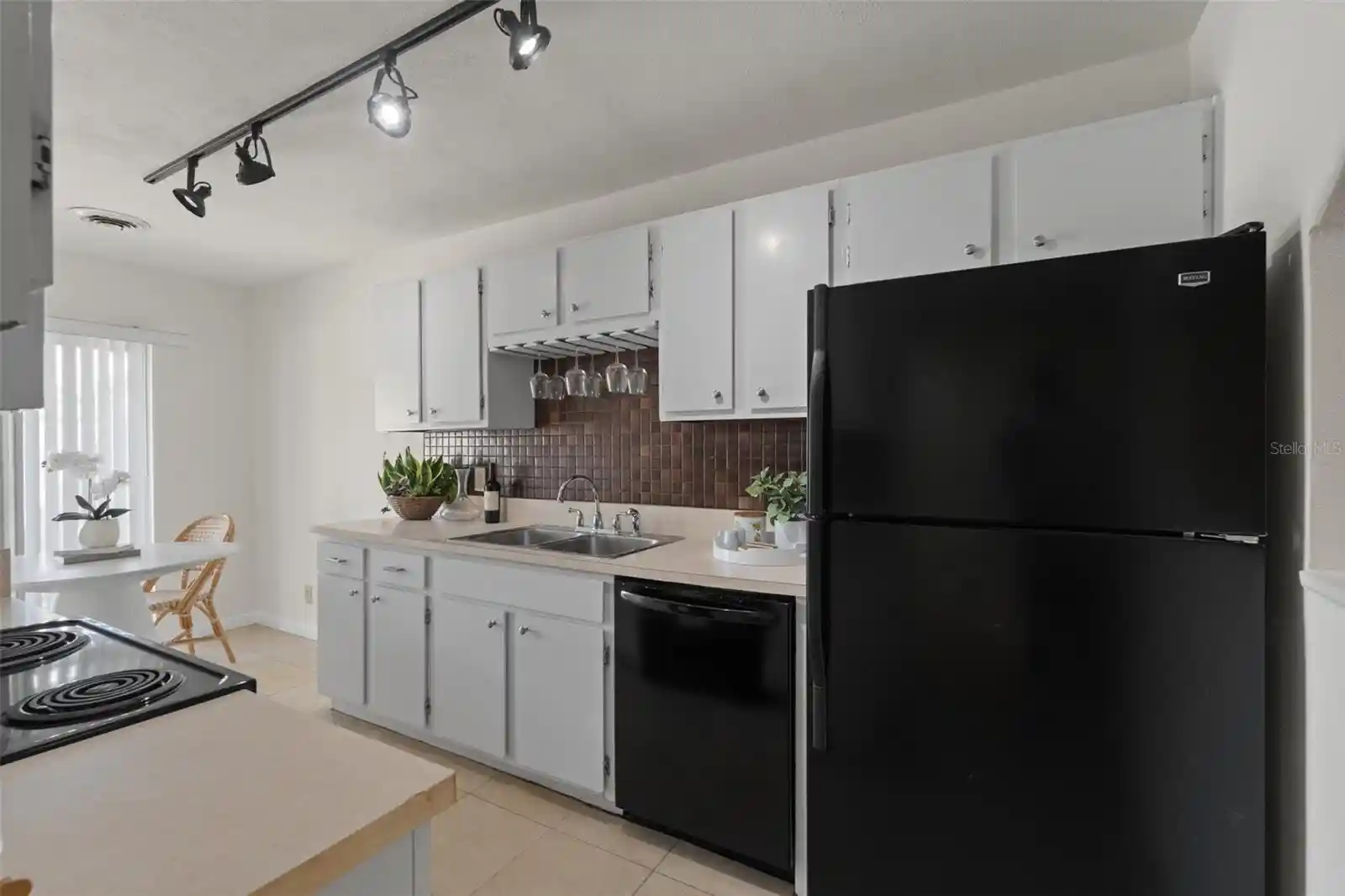 Listing Photo 2 - Condo for sale in 2076 Sunset Pt Rd located at 2076 Sunset Pt Rd, Clearwater, FL 33765 - Unit #142