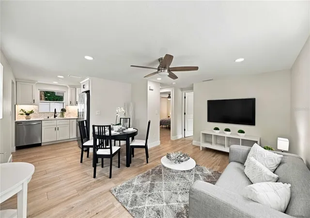 Photo 4 of House for sale at 1802 Robinhood St, Sarasota, FL 34231 | MLS# A4708231 | Listing updated on 2026-10-02
