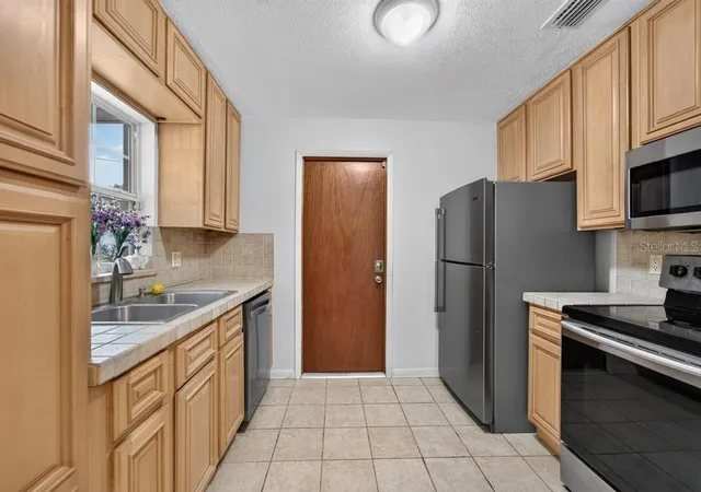 Photo 3 of Sale Pending at 820 Blackberry Ln, Brandon, FL 33511 | MLS# TB8554218 | Listing updated on 2026-10-19