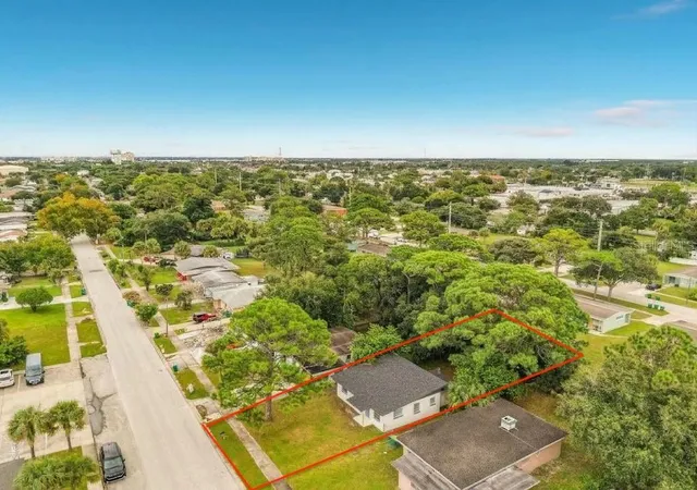 Photo 4 of Single family home for sale at 1127 Grove Ave, Cocoa, FL 32922 | MLS# O6446704 | Listing updated on 2026-10-03