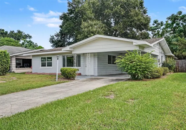 Photo 1 of Single family home for sale at 624 Lake Elizabeth Dr, Winter Haven, FL 33884 | MLS# TB8554269 | Listing updated on 2026-10-02