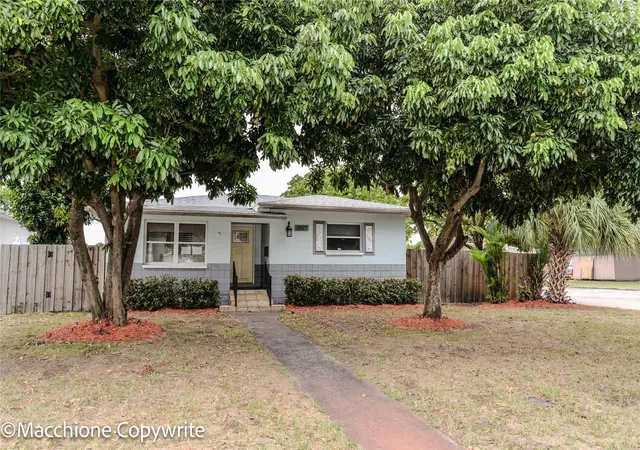 Photo 3 of Single family home for sale at 2827 29th Avenue N, Saint Petersburg, FL 33713 | MLS# L4965509 | Listing updated on 2026-10-03
