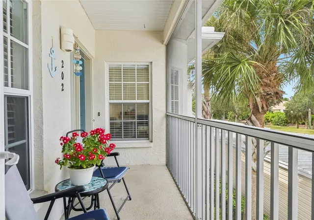 Listing Photo 5 - Condo for sale in building located at 412 Sunset Lake Blvd, Venice, FL 34292 - Unit #202