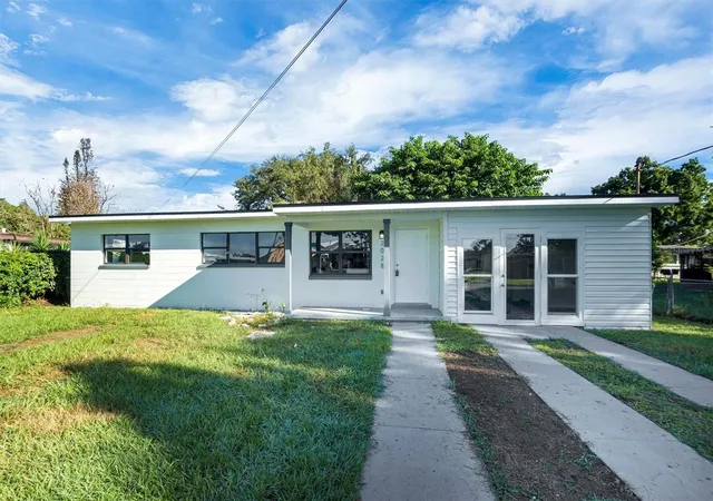 Photo 2 of Single family home for sale at 2028 Crystal Ct S, Lakeland, FL 33801 | MLS# O6446712 | Listing updated on 2026-10-02