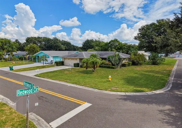 Photo 3 of Single family home for sale at 2580 Windwood Dr, Clearwater, FL 33763 | MLS# TB8554317 | Listing updated on 2026-10-03