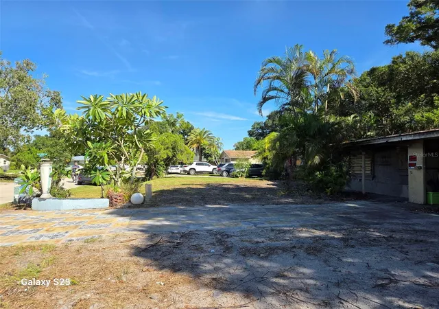 Photo 3 of Single family home for sale at 4044 S Mark Dr, Sarasota, FL 34232 | MLS# C7531489 | Listing updated on 2026-10-03