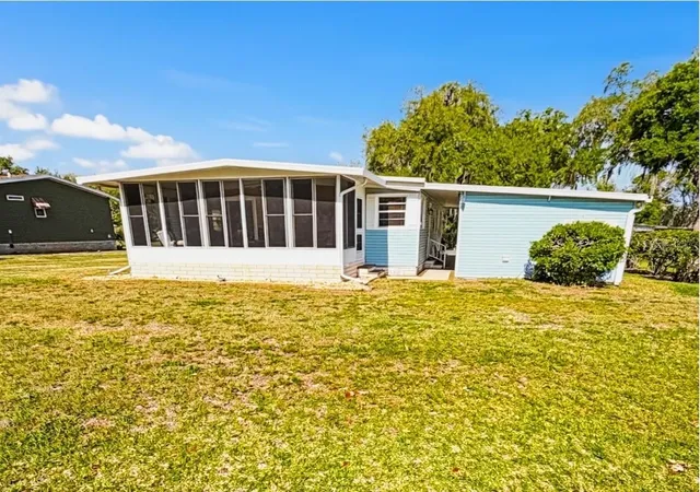 Photo 3 of Manufactured home for sale at 5 Bobwhite Xing, Wildwood, FL 34785 | MLS# G5118547 | Listing updated on 2026-10-03
