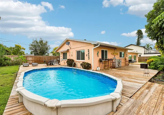 Photo 2 of Single family home for sale at 398 Colony Point Rd S, Saint Petersburg, FL 33705 | MLS# TB8554358 | Listing updated on 2026-10-16