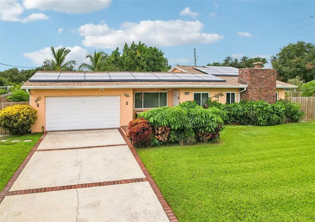 Photo 4 of Single family home for sale at 398 Colony Point Rd S, Saint Petersburg, FL 33705 | MLS# TB8554358 | Listing updated on 2026-10-16