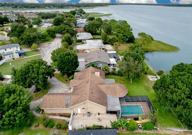 Photo 1 of Single family home for sale at 1348 Edgewater Beach Dr, Lakeland, FL 33805 | MLS# TB8554361 | Listing updated on 2026-10-29