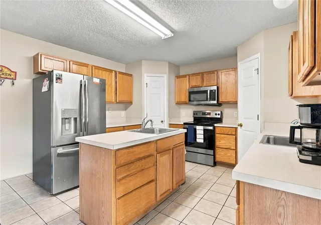 Photo 3 of Single family home for sale at 2818 Sheila Dr, Apopka, FL 32712 | MLS# O6446791 | Listing updated on 2026-10-06