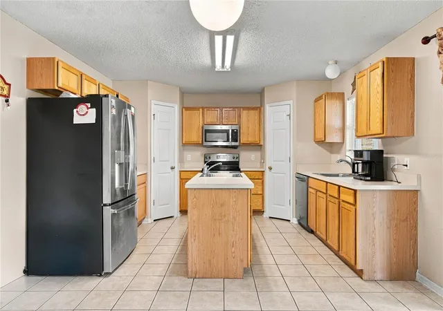 Photo 4 of Single family home for sale at 2818 Sheila Dr, Apopka, FL 32712 | MLS# O6446791 | Listing updated on 2026-10-06