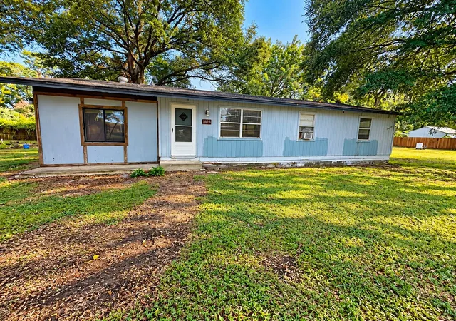 Photo 1 of Single family home for sale at 1825 Huggins Dr, Apopka, FL 32703 | MLS# O6446806 | Listing updated on 2026-10-08