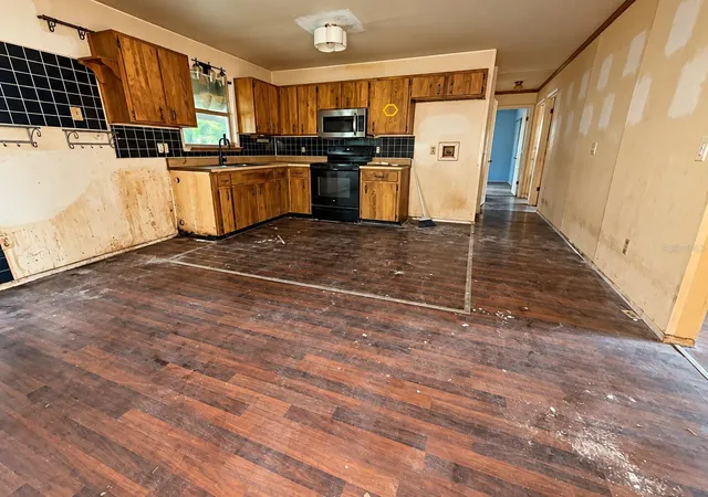 Photo 3 of Single family home for sale at 1825 Huggins Dr, Apopka, FL 32703 | MLS# O6446806 | Listing updated on 2026-10-08