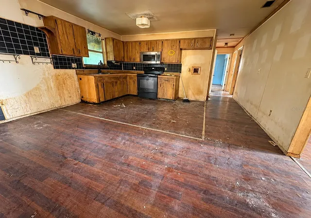 Photo 4 of Single family home for sale at 1825 Huggins Dr, Apopka, FL 32703 | MLS# O6446806 | Listing updated on 2026-10-08