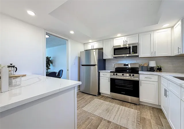 Photo 3 of Condo for sale at 4550 Cove Cir #106, Saint Petersburg, FL 33708 | MLS# TB8554414 | Listing updated on 2026-10-16