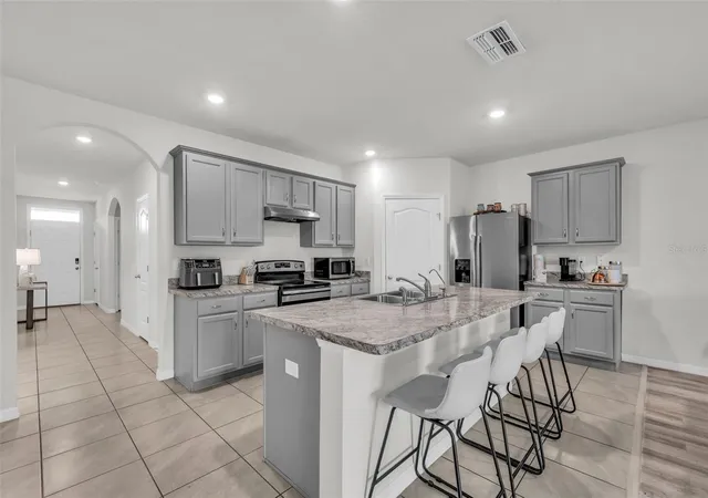 Photo 4 of Single family home for sale at 988 Cambridge Dr, Winter Haven, FL 33881 | MLS# A4708281 | Listing updated on 2026-10-07